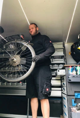 Raparatur-Experte Felix bei der Arbeit